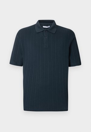 Polo de manga curta azul marinho com textura canelada, apresentando um decote com gola e uma pala com três botões.