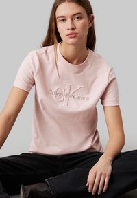 Calvin Klein Jeans MONOLOGO REGULAR - Camiseta estampada - peach whip