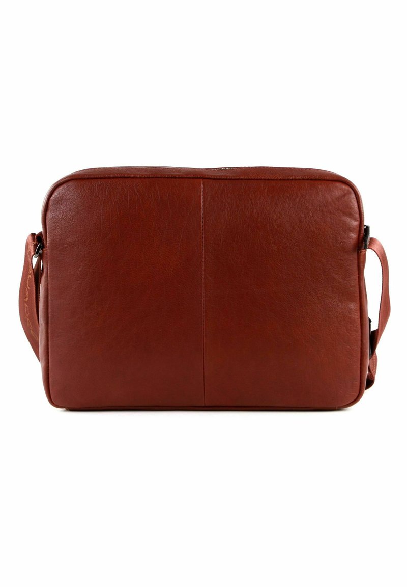 Borsa a tracolla in pelle marrone, forma rettangolare, texture liscia, dotata di una cerniera superiore e di una tracolla regolabile. Design minimalista senza ulteriori dettagli.
