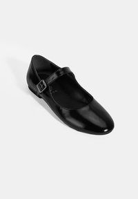Schwarze Leder-Mary-Jane-Ballerina mit runder Spitze, dünnem Riemen und verstellbarem Schnallenverschluss. Glatte Textur und minimalistisches Design.