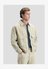 Επιλέχθηκε, khaki