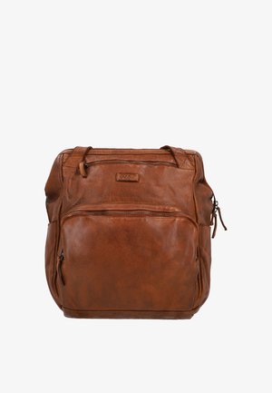 Mochila de cuero marrón con múltiples bolsillos con cremallera, correas de hombro ajustables y un acabado texturizado, llevada en la espalda de una persona.