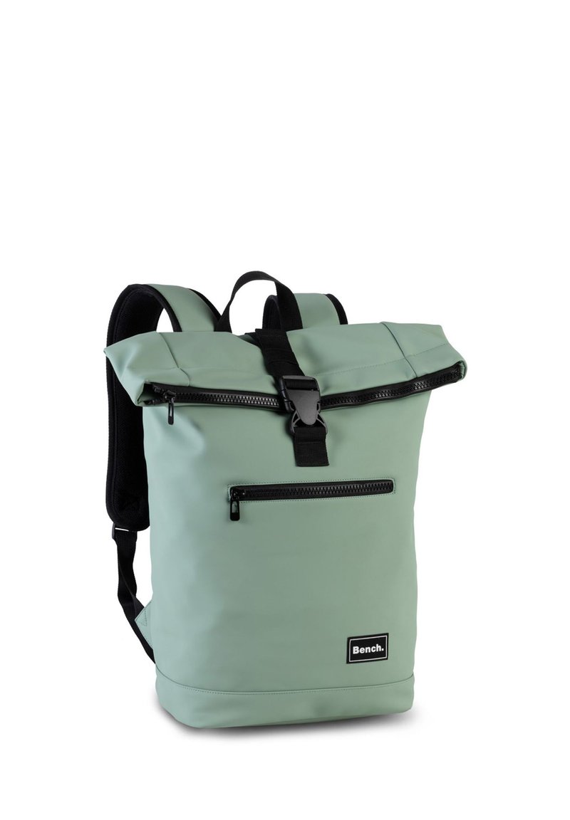 Lichtgroene roll-top rugzak met voorzak met rits, zwarte verstelbare schouderbanden en zwarte gesp-sluiting, Bench merklabel aan de voorkant.