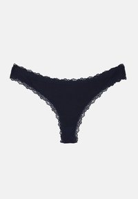 Czarny string z koronkową lamówką, o prążkowanej fakturze i ząbkowanych krawędziach, na jednolitym jasnym tle.