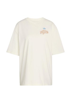 T-shirt blanc Adidas Originals à manches courtes avec petit logo orange et symbole trèfle bleu sur la poitrine supérieure gauche.