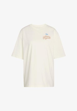 T-shirt blanc Adidas Originals à manches courtes avec petit logo orange et symbole trèfle bleu sur la poitrine supérieure gauche.