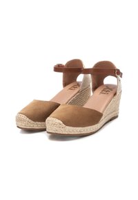 Wedge espadrilles in suede marrone con suola in juta, caratterizzate da una cinghia alla caviglia e design con tallone aperto, texture liscia e punta arrotondata.