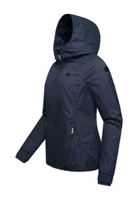 Veste à capuche navy avec une texture lisse, poches zippées, poignets élastiques et un design ajusté. Présente des accents de logo sur les manches.