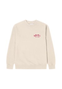 Beige sweatshirt van zachte stof, met een ronde hals en geribbelde manchetten, en een rood tekstlogo aan de linkerkant.