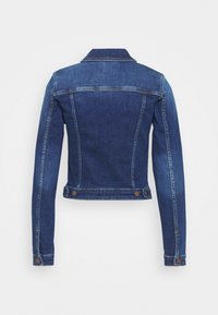 Jeansjacka i mörkblått, med en åtsittande design, långa ärmar och metallknappar som detaljer vid ärmsluten och midjan.