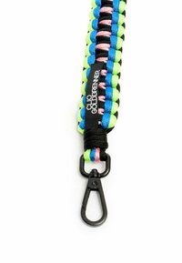 Vlechtkoord met levendige groene, blauwe, roze en zwarte kleuren. Inclusief een zwarte snaphaak aan het einde en een merketiket van stof.