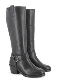 Botas negras de cuero hasta la rodilla con tacón ancho, que presentan una correa con hebilla metálica, textura lisa y un diseño elegante.