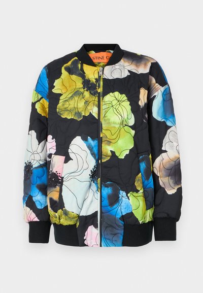 Kvæltad bomberjacka i svart med flerfärgad blommönster. Har dragkedjestängning framtill, ribbade muddar och nederkant, samt en orange inneretikett med varumärkeslogotyp.