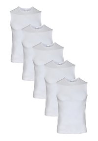 Witte mouwloze T-shirts in een rij tentoon gesteld, gemaakt van een gladde stof met een ronde halslijn en een constante pasvorm overal.