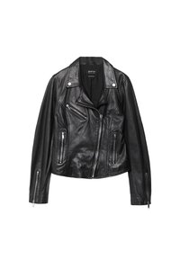 Schwarze Lederbikerjacke mit asymmetrischem Frontreißverschluss, Reißverschluss-Taschen und Druckknopfkragen auf einem weißen Hintergrund.