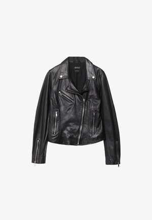 Czarna skórzana kurtka motocyklowa z asymetrycznym zapięciem na zamek błyskawiczny z przodu, kieszeniami na zamek błyskawiczny oraz kołnierzem zapinanym na napy na białym tle.