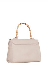 Bolso de mano de cuero beige claro con forma estructurada, con un asa de bambú y detalles de herrajes dorados. Diseño limpio y textura suave.