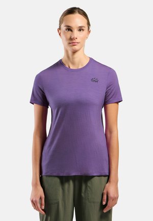 Lila Kurzarm-T-Shirt aus weichem Stoff, mit rundem Halsausschnitt und einem kleinen schwarzen grafischen Detail auf der linken Brust.