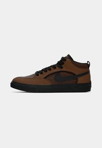 Brauner High-Top-Sneaker mit schwarzen Schnürsenkeln, schwarzem Sohlen und schwarzem Swoosh-Logo auf der gemusterten Seitenwand, im Profil vor weißem Hintergrund dargestellt.