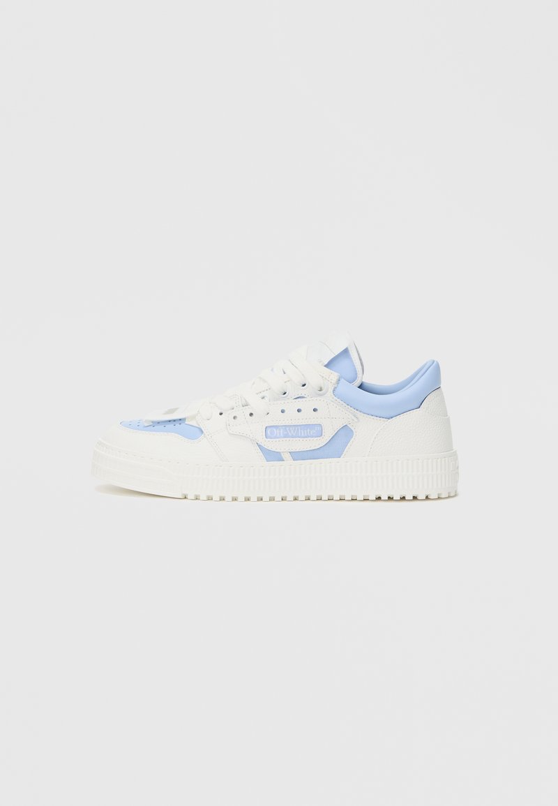 Bijela i svijetloplave niske tenisice s perforacijama, vezicama sprijeda, teksturiranim đonom i oznakom "Off-White" na bočnoj strani.