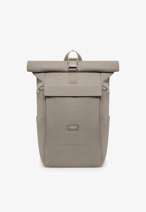 Harmaa rullattava reppu, jossa on etupuolen vetoketjullinen tasku ja sivutaskut. Valmistettu kestävästä kankaasta, jossa on vahva kädensija ja brändilogo.