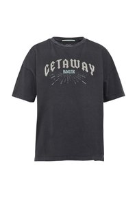 Zwarte korte mouwen t-shirt met een grafische print van de woorden "GETAWAY ROUTE" in wit en blauw, gemaakt van zacht katoenen materiaal.