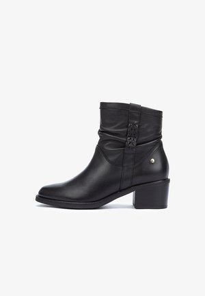 Schwarze Lederstiefelette mit einem lässigen Design, runder Spitze und einem niedrigen Blockabsatz. Verfügt über gestickte Details und einen kleinen goldenen Akzent.