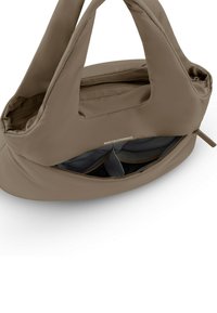 Miękka brązowa torba na ramię z wyściełanymi uchwytami, widocznymi przegrodami na suwak i kieszeniami organizacyjnymi wewnątrz. Napis „MADE FOR EXPERIENCES.” na froncie.