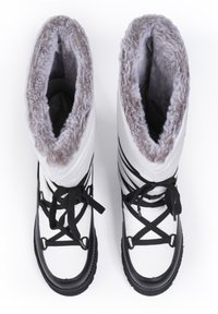 Des bottes de neige imperméables blanches présentent une doublure en fausse fourrure, des lacets noirs, et des semelles en caoutchouc noir avec des crampons pour une meilleure traction.