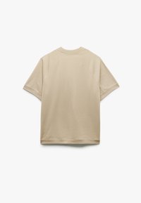 Beige t-shirt med korte ærmer og rund halsudskæring samt raglanærmer. Fremstillet af glat stof med et simpelt, minimalistisk design.