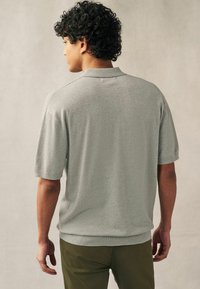 Next REGULAR FIT szary