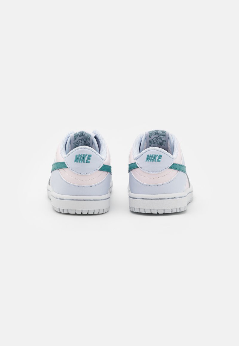 chaussures basses femme nike bte flex essential tr