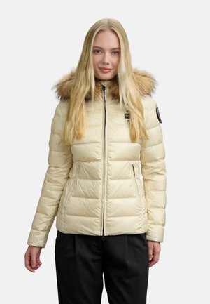 Giubbotto puffo crema con cappuccio staccabile foderato in pelliccia, chiusura con zip e cuciture diagonali. Presenta due tasche laterali e patch con logo sulla manica.