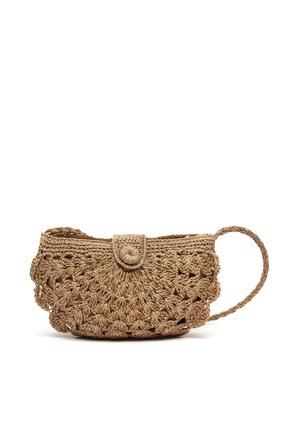 Háčkovaná svetlohnedá kabelka s kruhovým vzorom, chlopňovým zapínaním a jednoliatým rúčikom na bielom pozadí.