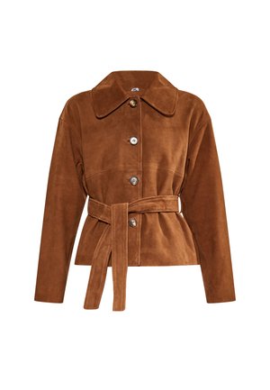 Brun ruskindsjakke med bred krave, lange ærmer, fem knapper og bælte i taljen. Glat tekstur og skræddersyet pasform.