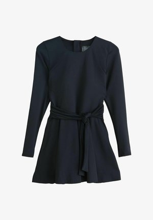 Tamsiai mėlyna suknelė ilgomis rankovėmis, apvaliomis kaklo iškirpte ir rišamu diržu juosmens srityje. Pagaminta iš lygaus, lengvo audinio su platėjančia sijono dalimi.