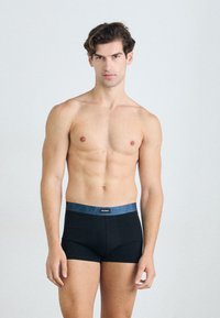Boxer shorts noirs avec une ceinture à motif bleu et une poche à l'avant. Fabriqués en tissu lisse, design ajusté avec une longueur de jambe courte.