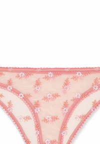 Ljusrosa stringtrosor med blommönsterbroderi. Genomskinligt meshmaterial, scallopade kanter och dekorativ sömnad längs midjeresåten och benöppningarna.