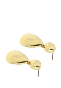 Boucles d'oreilles en métal doré avec un design en forme de goutte d'eau, présentant une finition lisse et polie. Comprend un attachement en clou arrondi.