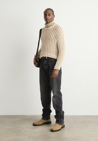 HUGO Tiesaus kirpimo džinsai - black