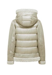 Beige pufferjack met een gestructureerde afwerking, voorzien van een fluffy capuchon en manchetten, horizontaal gestikt patroon en gladde zijpanelen.