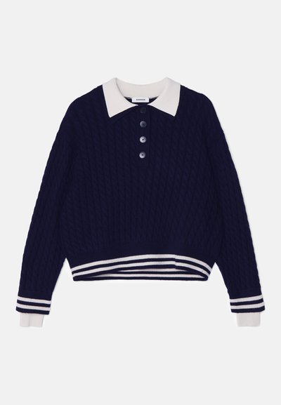 Pull en tricot bleu marine avec col crème, fermeture à cinq boutons, et ourlet et poignets côtelés rayés blanc et bleu marine. Motif texturé sur l'ensemble.