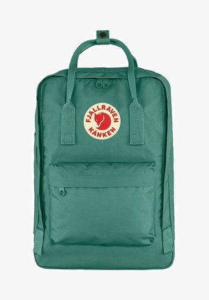 Zaino teal di forma rettangolare, con tasca frontale, manici intrecciati e logo circolare Fjällräven in rosso e crema.