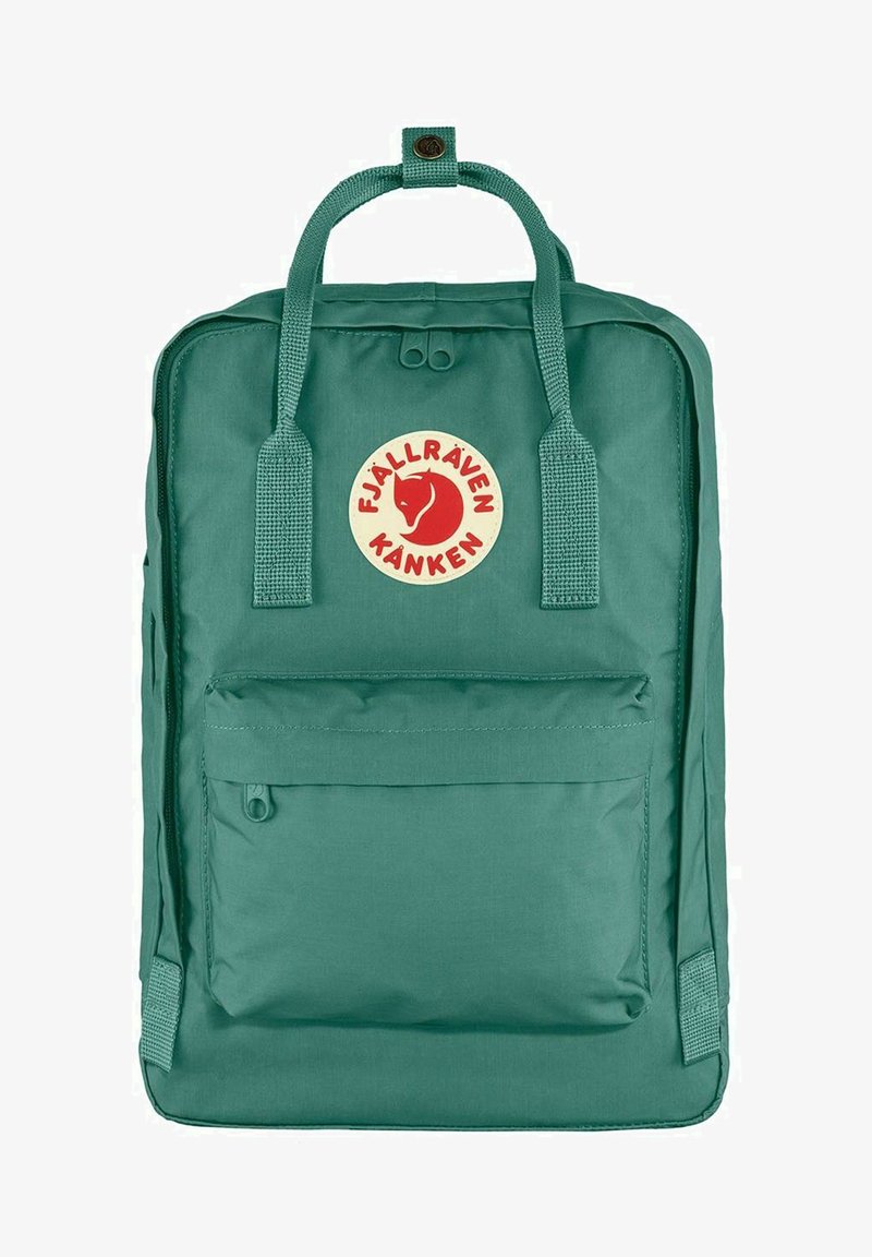 Zaino teal di forma rettangolare, con tasca frontale, manici intrecciati e logo circolare Fjällräven in rosso e crema.