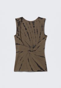 Braunes ärmelloses Top mit einem Batikmuster in dunkleren Farbtönen. Es hat einen weitem Ausschnitt und eine taillierte Form. Weiche, glatte Textur.