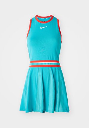 Abito sportivo turchese con accenti rossi, caratterizzato da un design senza maniche, scollatura rotonda e una gonna a campana con dettagli a strisce.