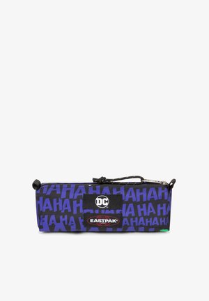 Lilla penalhus med "HAHAHA" print, der har lynlås, sorte logo-patches for DC og Eastpak, samt et struktureret, holdbart stof.