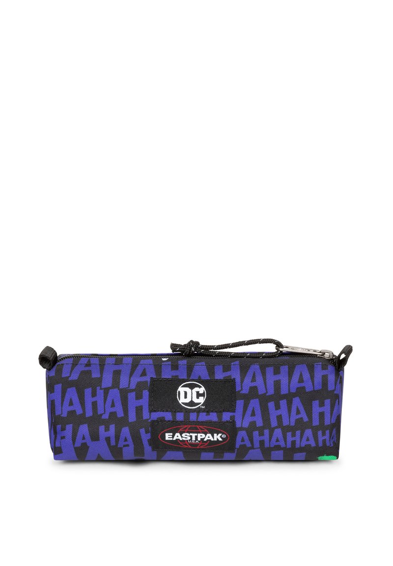 Paarse etui met 'HAHAHA'-print, voorzien van een ritsluiting, zwarte logo patches van DC en Eastpak, en een textuurverstevigd, duurzaam materiaal.