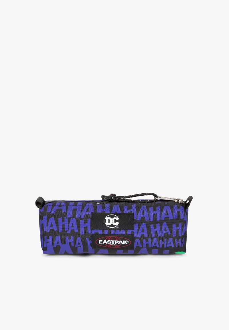 Fioletowy piórnik z nadrukiem "HAHAHA", z zamknięciem na zamek błyskawiczny, czarnymi naszywkami logo DC i Eastpak oraz teksturowanym, wytrzymałym materiałem.