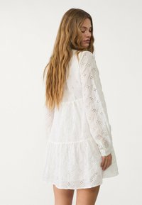 Stradivarius FLOWING WITH EMBROIDERY - Denné šaty - white